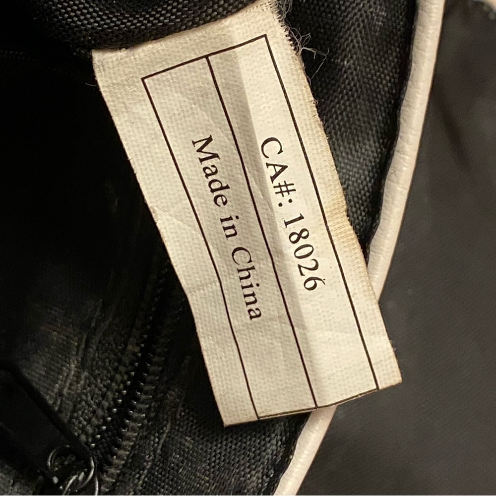 Kenneth Cole Reaction White Crossbody Mini Bag - Picture 9 of 10